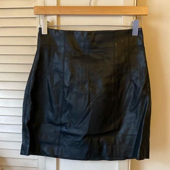 ASTR the Label vegan leather mini skirt - Picture 2 of 13